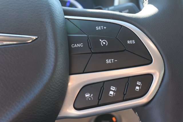 Used 2024 Chrysler Pacifica Limited FWD image 23