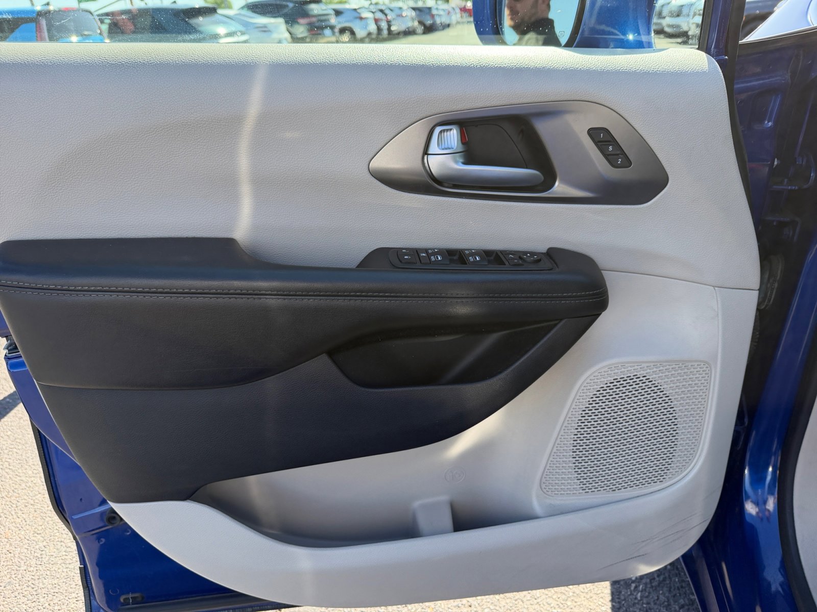 Used 2018 Chrysler Pacifica Limited FWD image 13