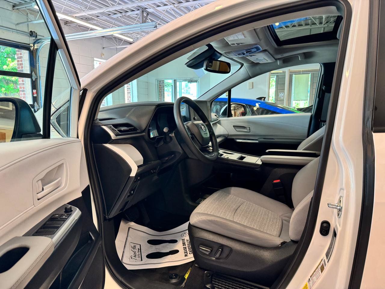 Used 2025 Toyota Sienna LE w/ LE Plus Package AWD/4WD image 8