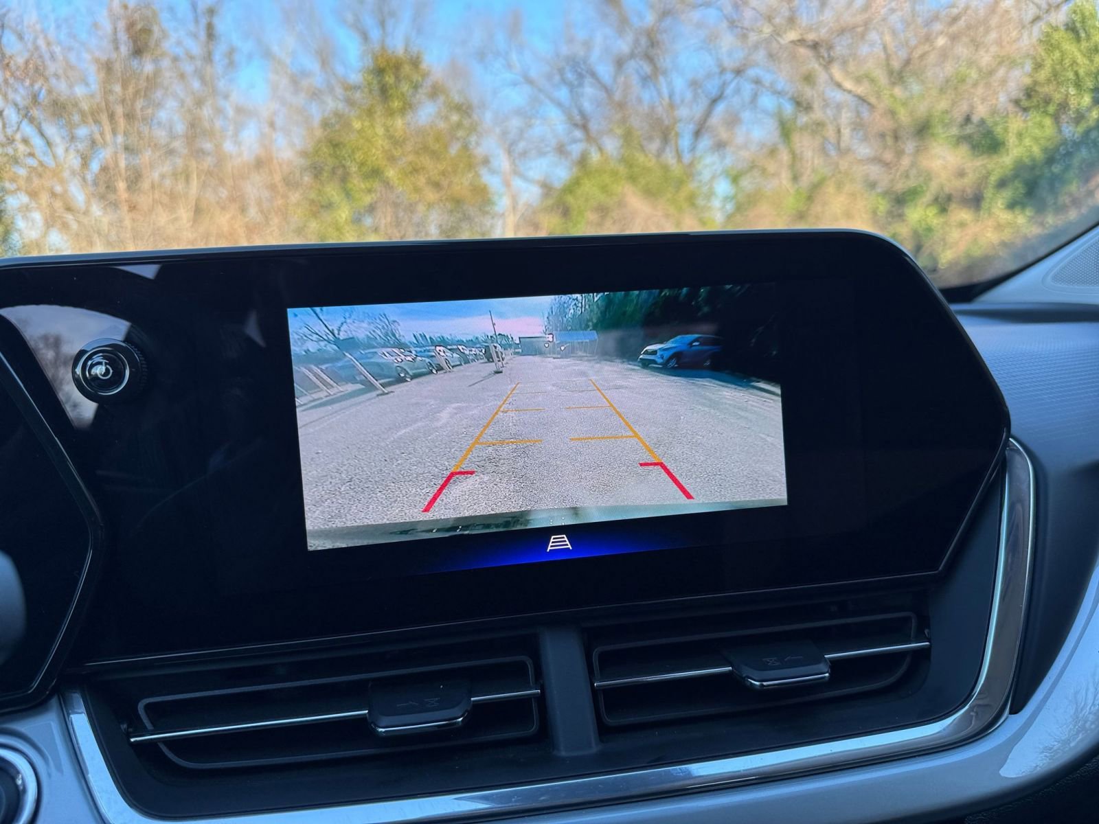 Used 2025 Chevrolet Trax LT w/ LT Convenience Package image 17