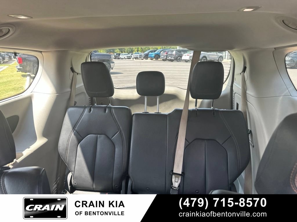 Used 2017 Chrysler Pacifica Touring-L FWD image 17