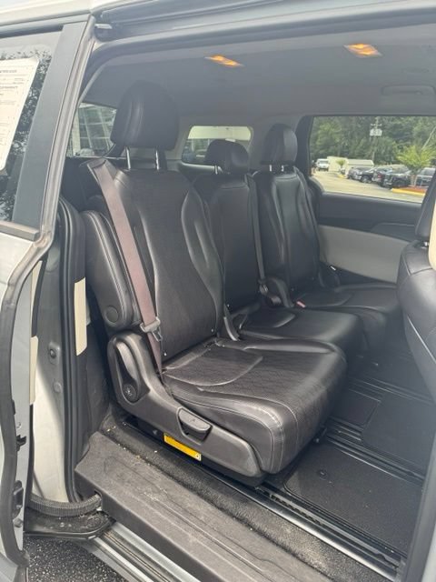 Used 2023 Kia Carnival LX FWD image 36