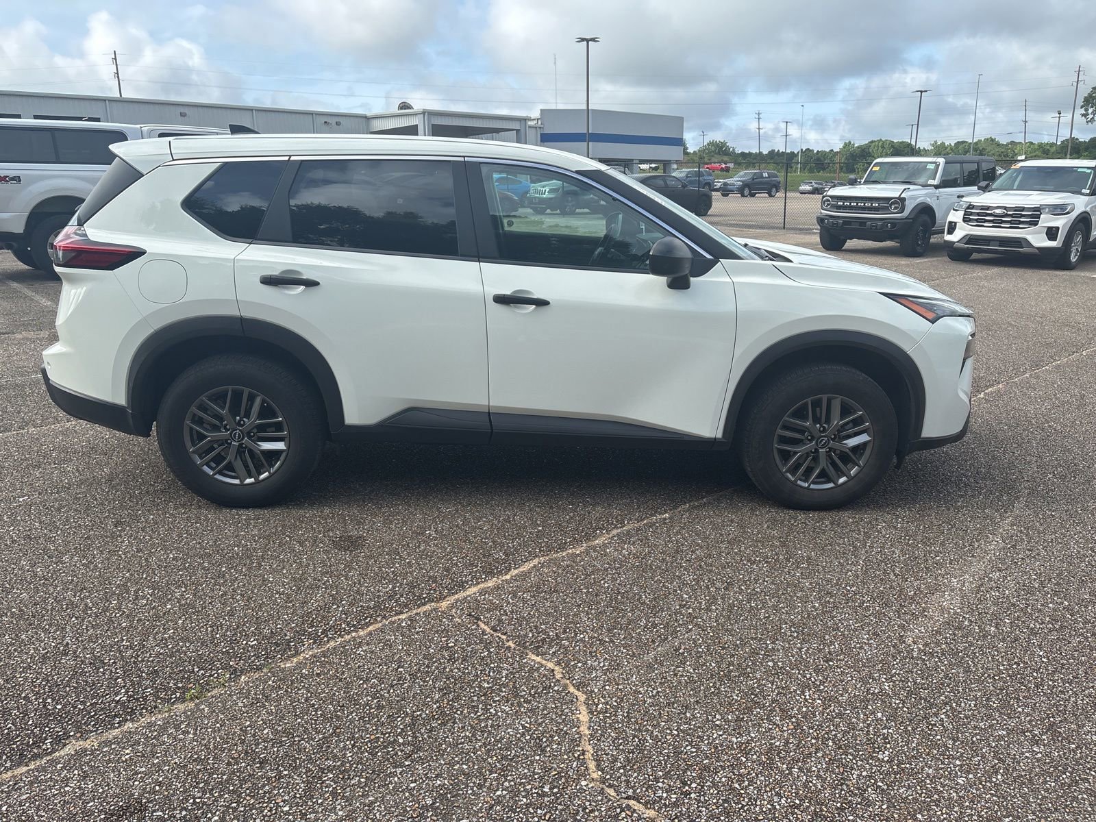Used 2025 Nissan Rogue S FWD image 3