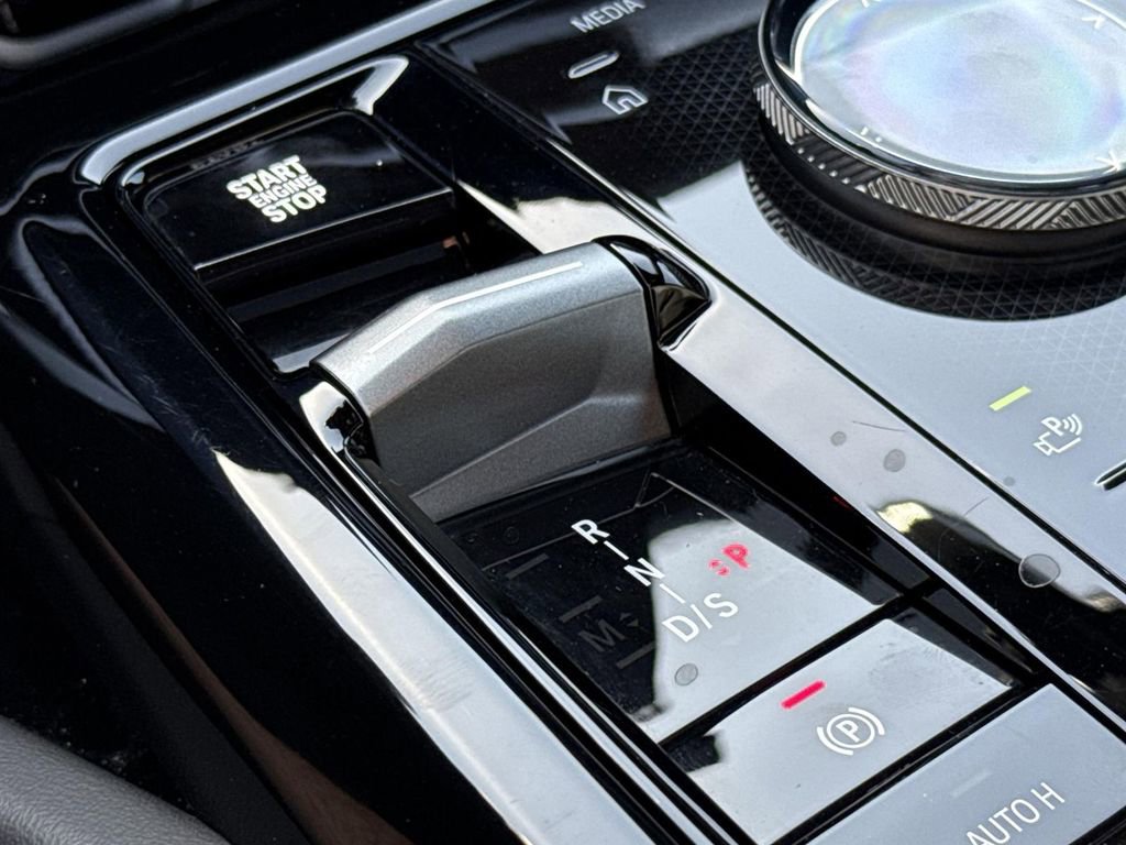 Used 2025 BMW 530i xDrive w/ Premium Package image 15