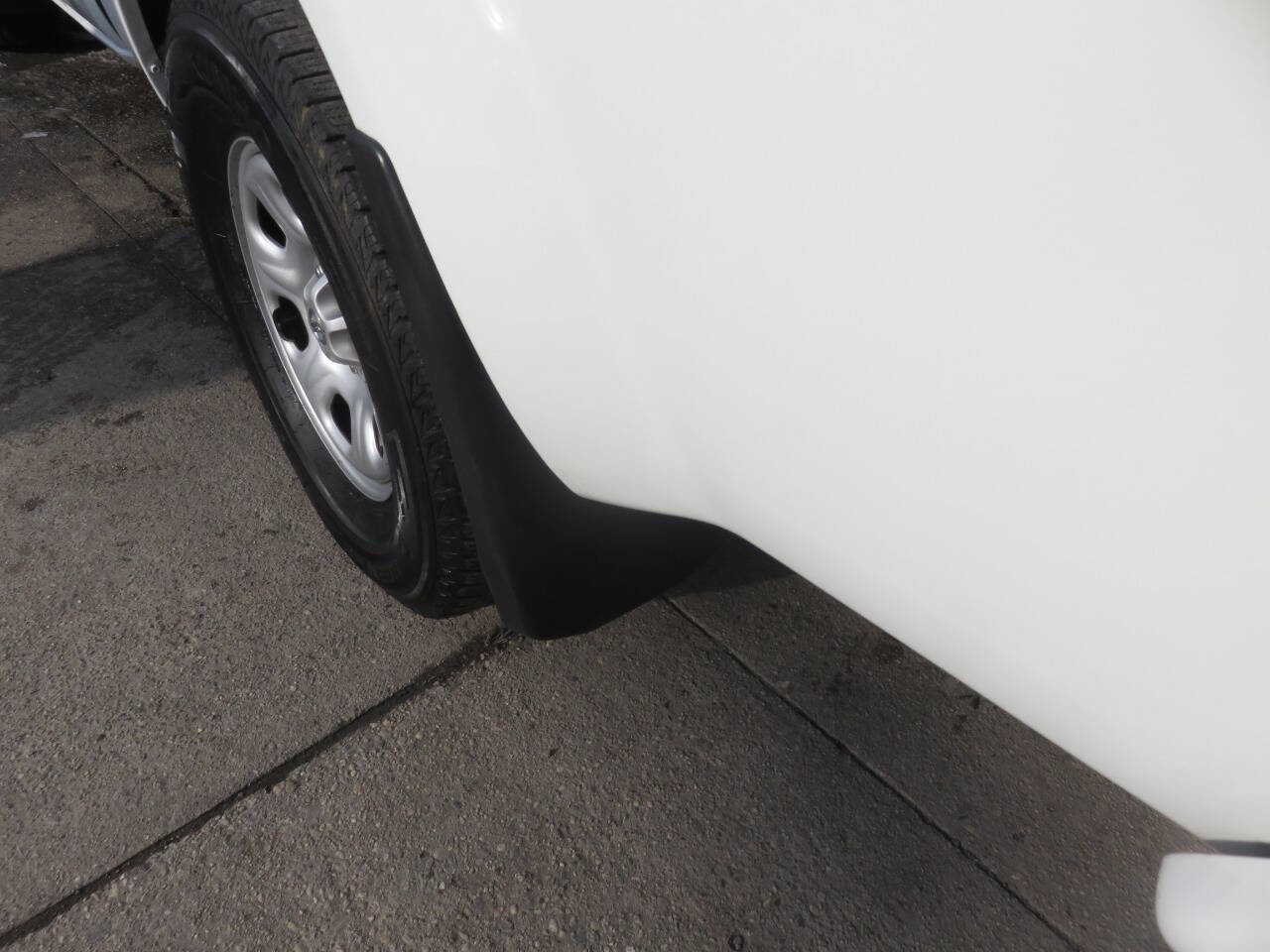 Used 2020 Nissan Frontier S image 28