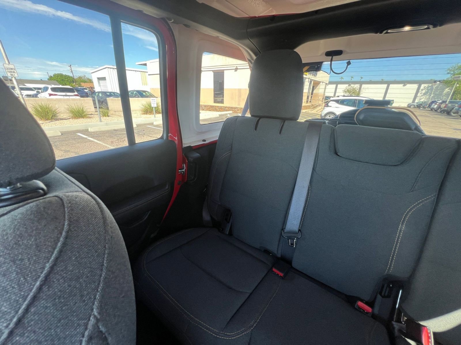 Used 2025 Jeep Wrangler Sahara image 39