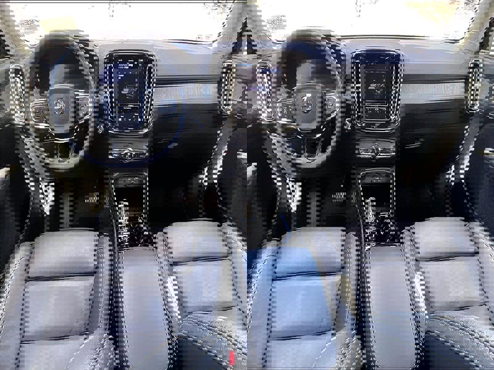 Used 2025 Volvo XC40 B5 Plus image 18