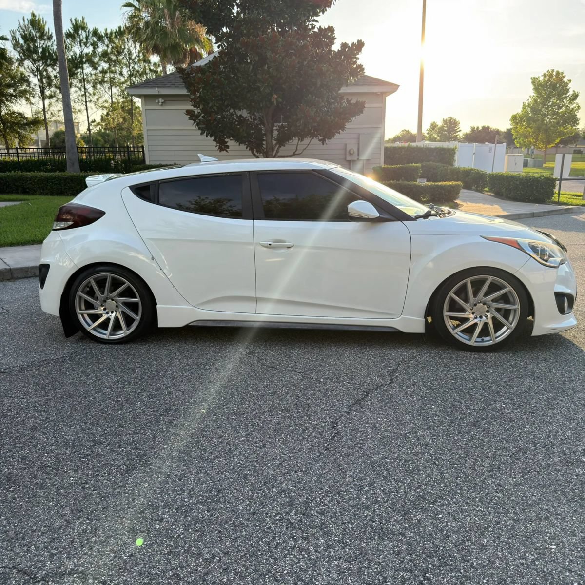 Used 2016 Hyundai Veloster Turbo FWD image 4