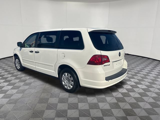 Used 2009 Volkswagen Routan S FWD image 3