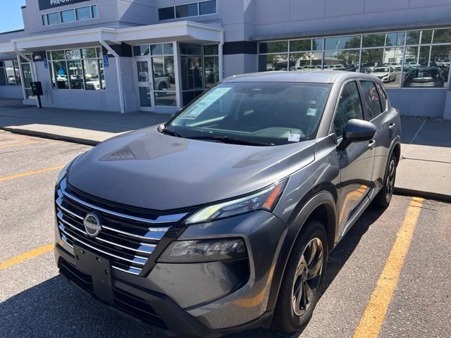 Used 2025 Nissan Rogue SV AWD/4WD image 3