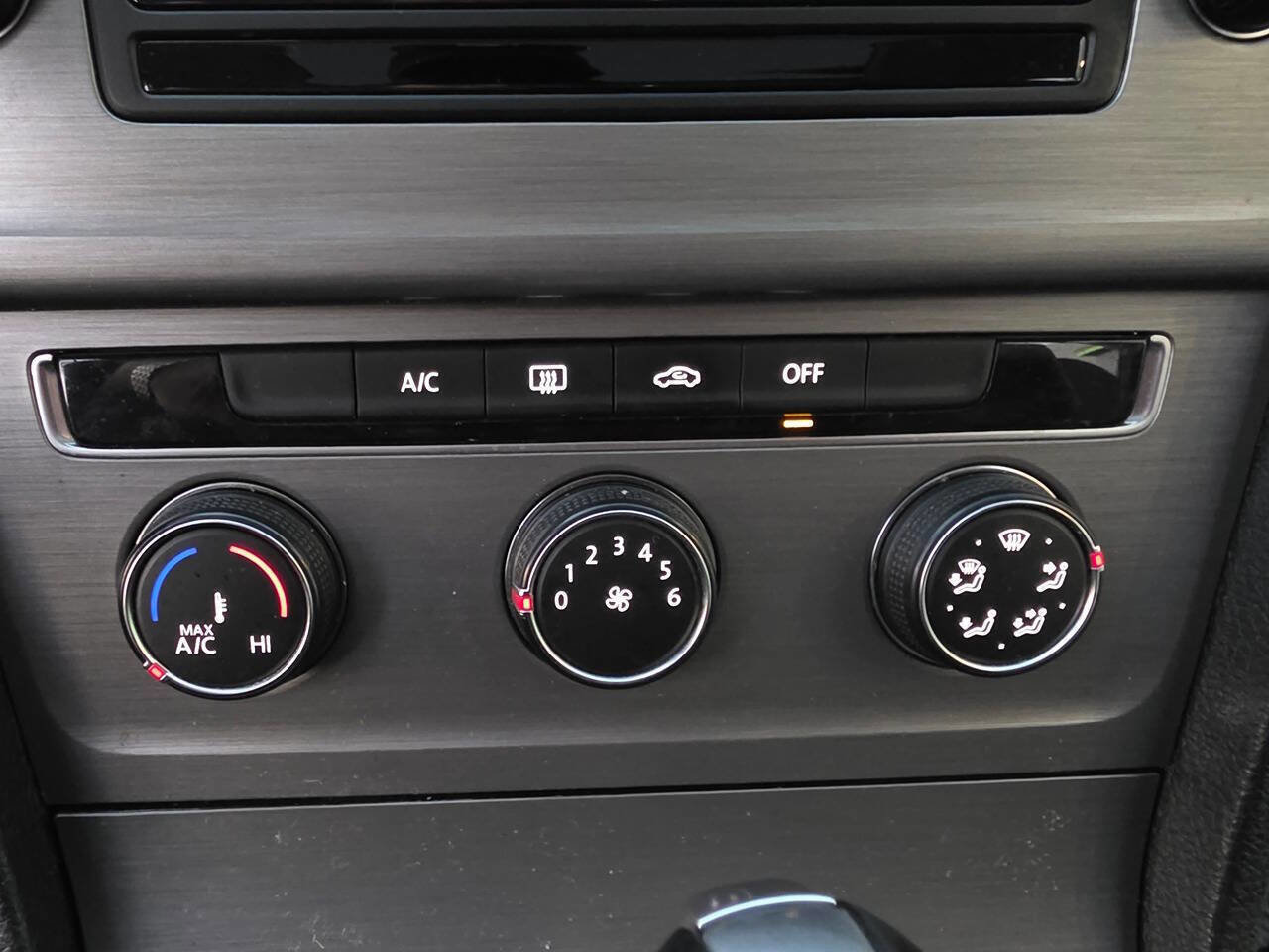 Used 2015 Volkswagen Golf S image 45