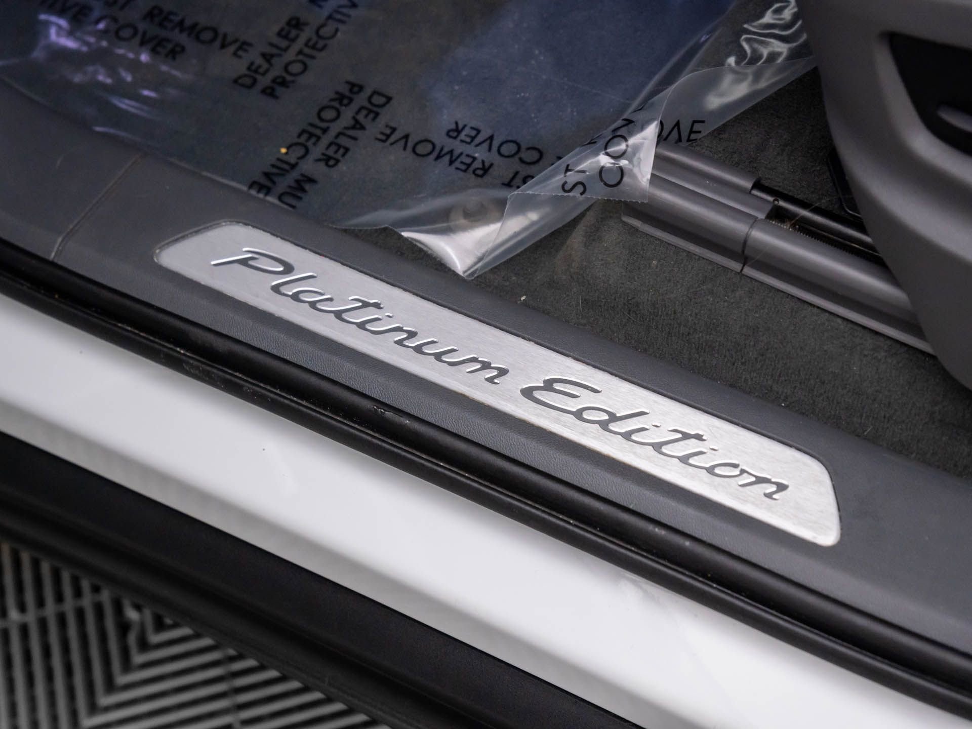 Certified 2022 Porsche Cayenne Platinum Edition image 16