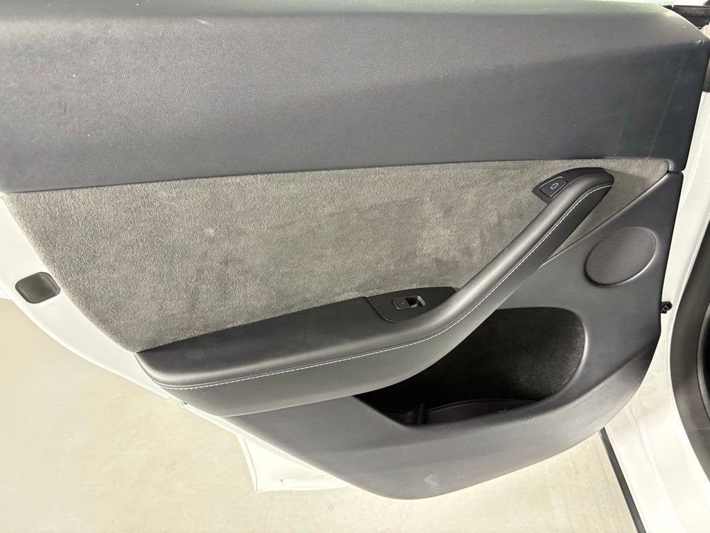 Used 2024 Tesla Model Y Long Range AWD/4WD image 31