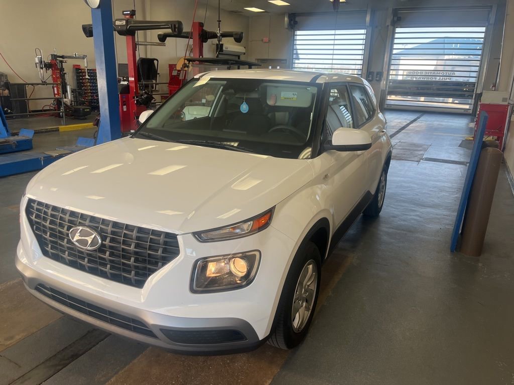 Used 2023 Hyundai Venue SE image 4