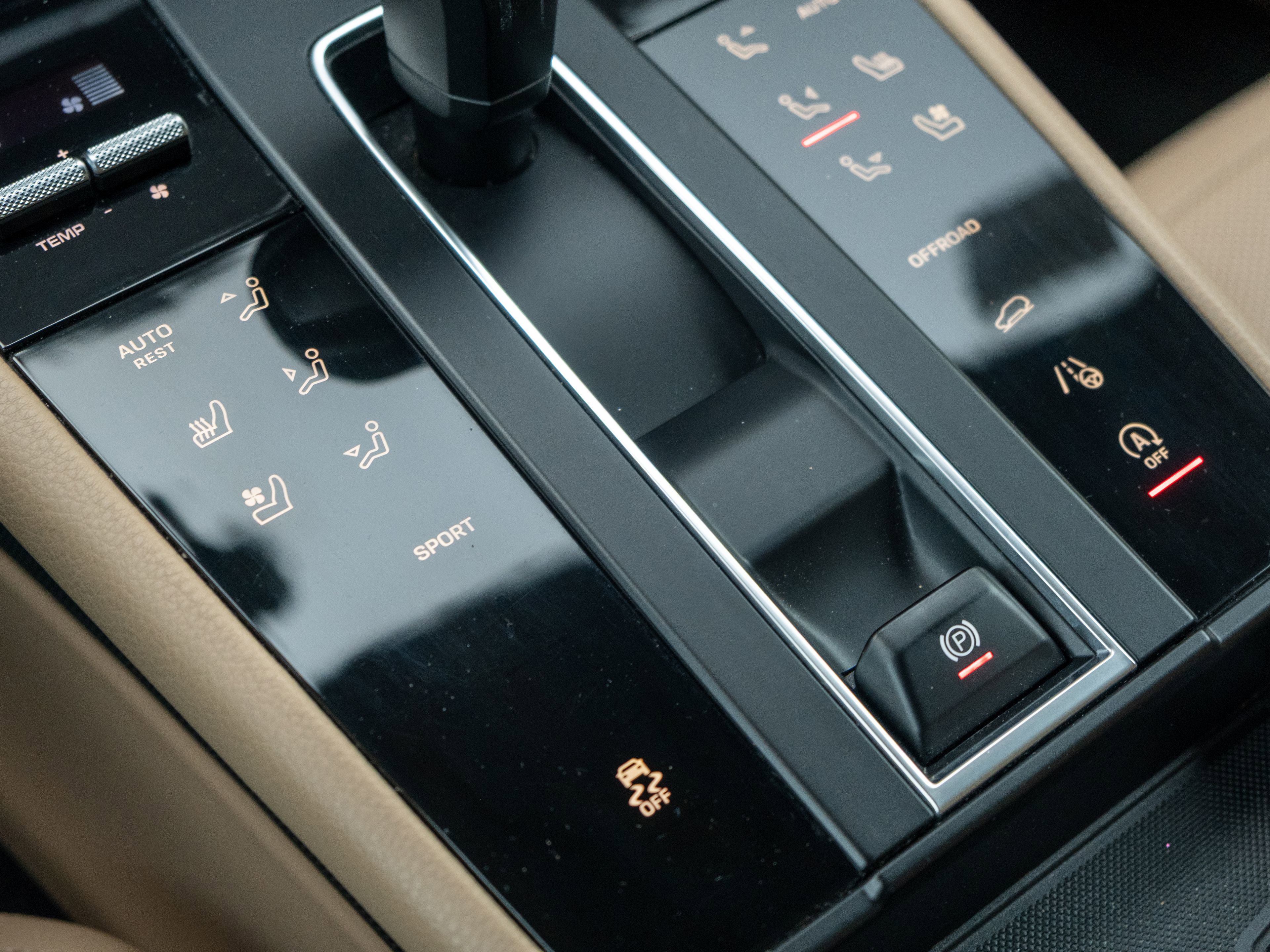 Certified 2022 Porsche Macan AWD/4WD image 34