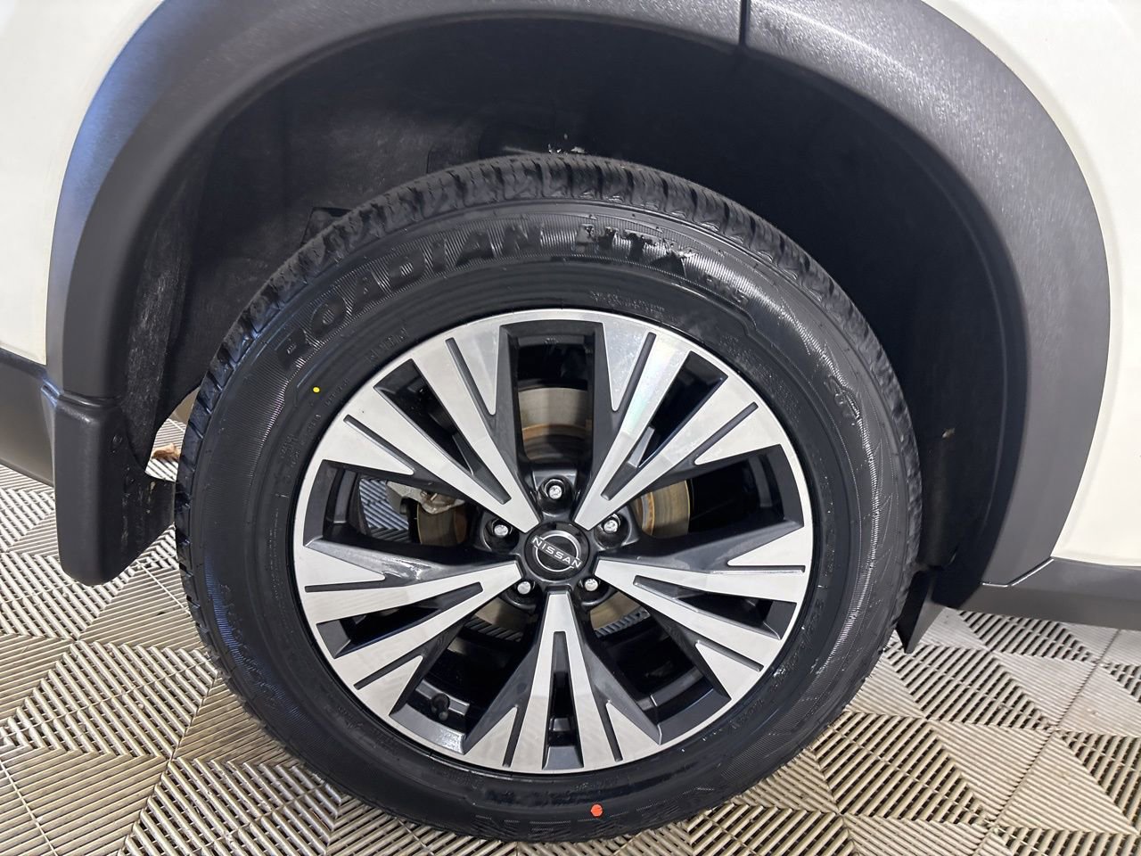 Used 2023 Nissan Rogue SV w/ SV Premium B Package image 34