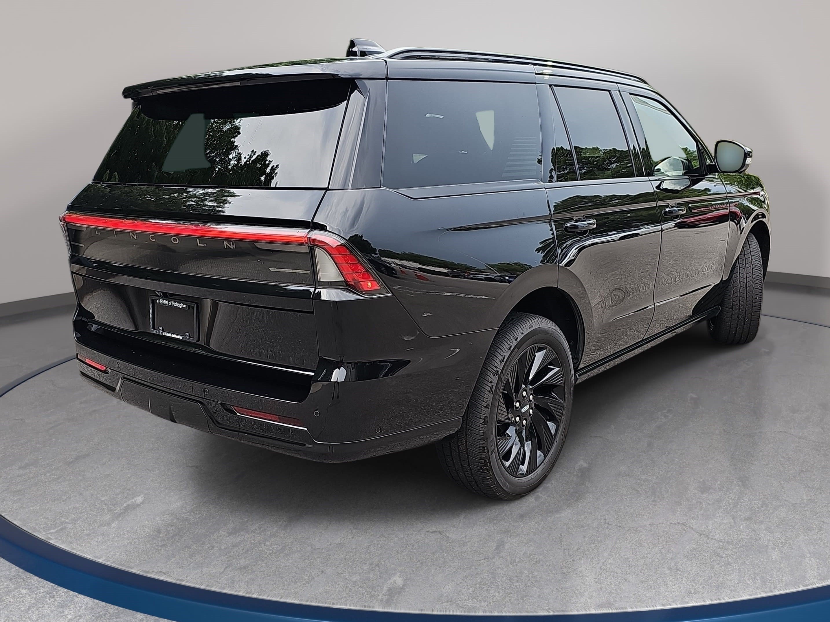 Used 2025 Lincoln Navigator Reserve w/ Jet Appearance Package AWD/4WD image 5