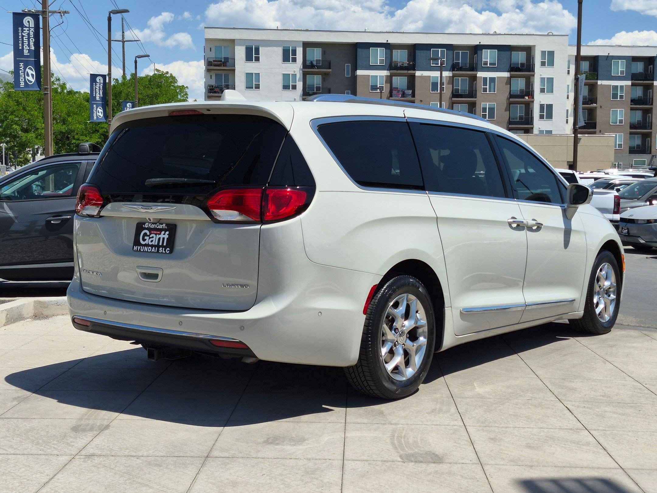 Used 2017 Chrysler Pacifica Limited w/ UConnect Theater Package FWD image 3