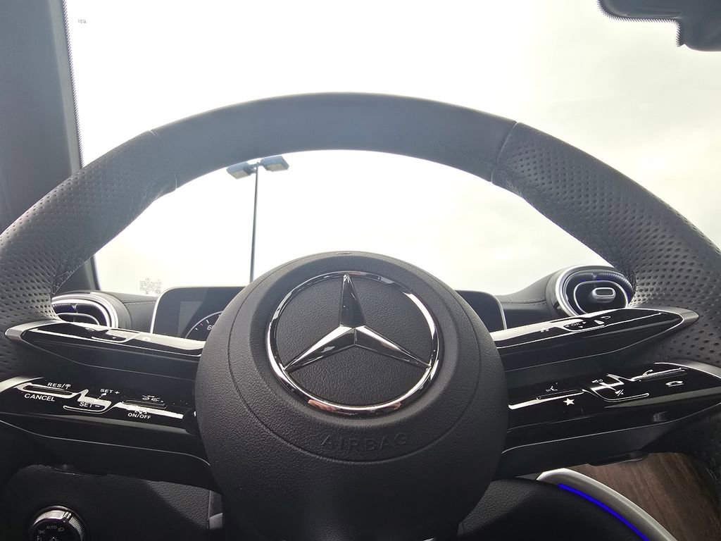 Used 2025 Mercedes-Benz GLC 300 4MATIC image 28