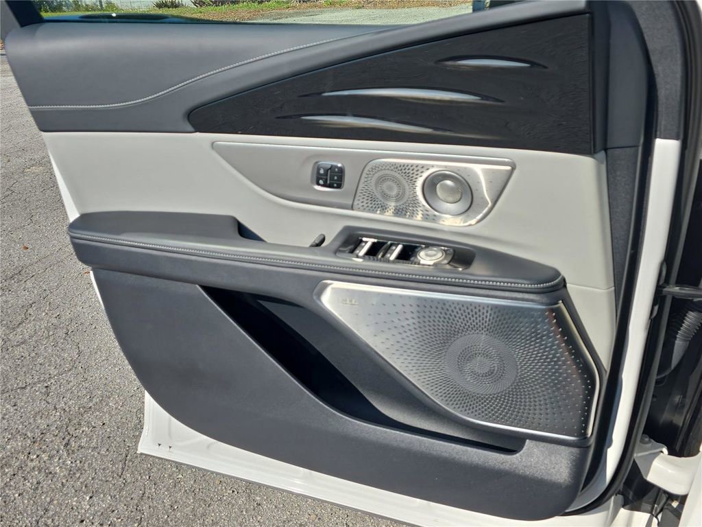 New 2025 Lincoln Nautilus Reserve image 12