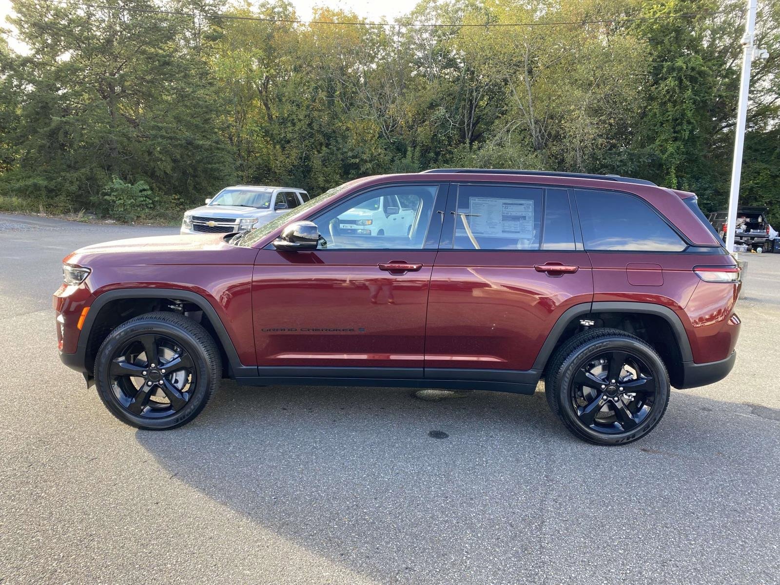 New 2025 Jeep Grand Cherokee Laredo image 5