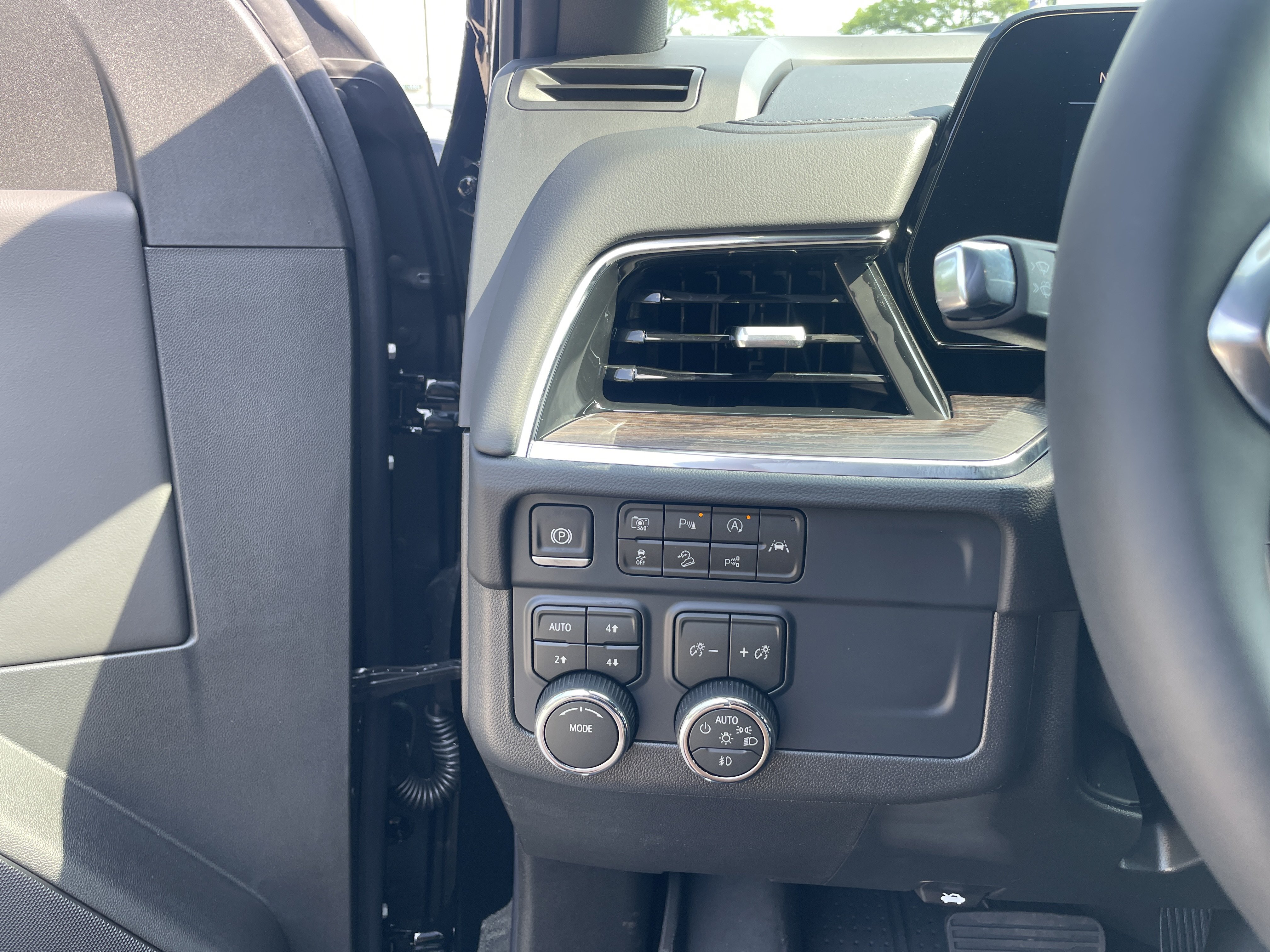 New 2026 Chevrolet Tahoe Z71 w/ Comfort Package AWD/4WD image 15