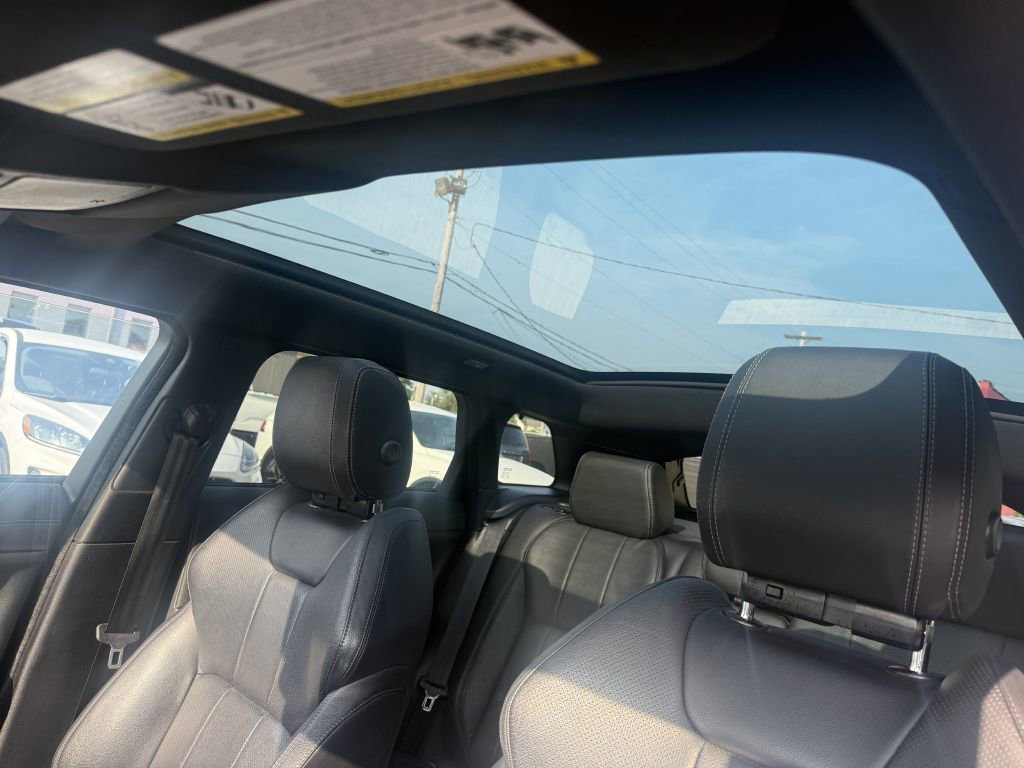 Used 2019 Land Rover Range Rover Evoque SE Premium image 16