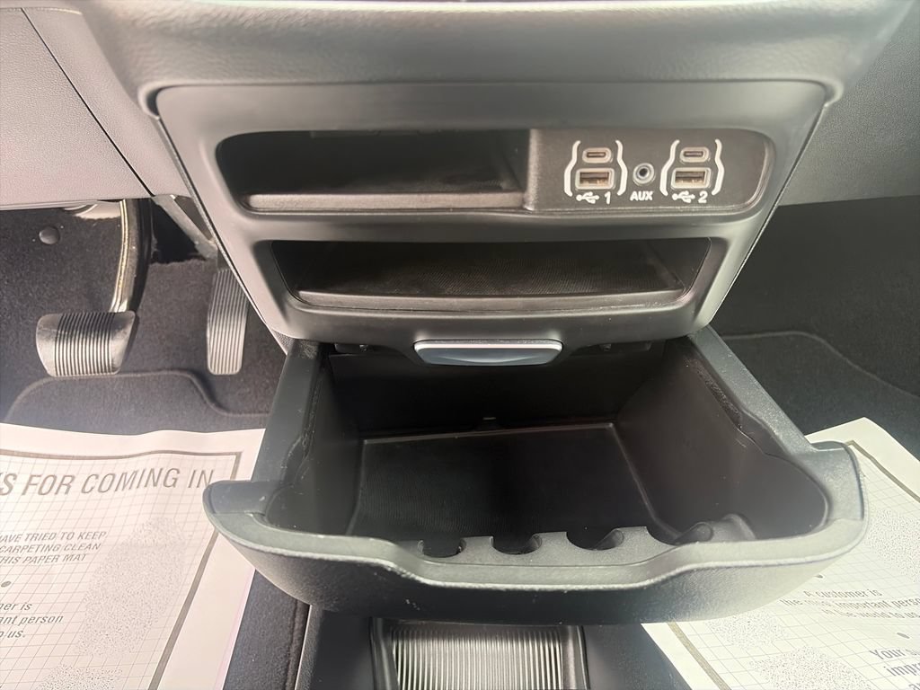 Used 2025 Chrysler Pacifica Select FWD image 37