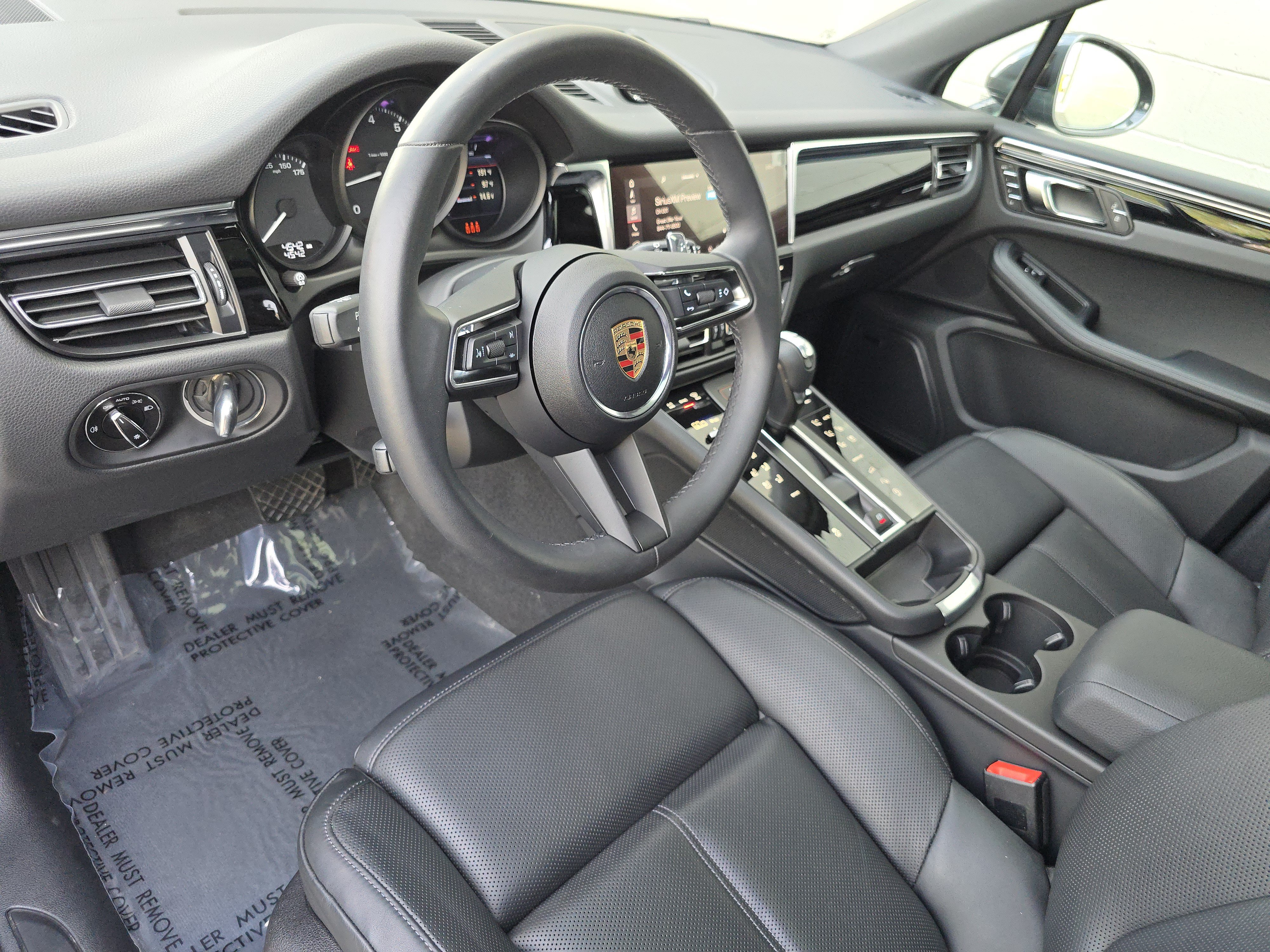 Certified 2025 Porsche Macan AWD/4WD image 4