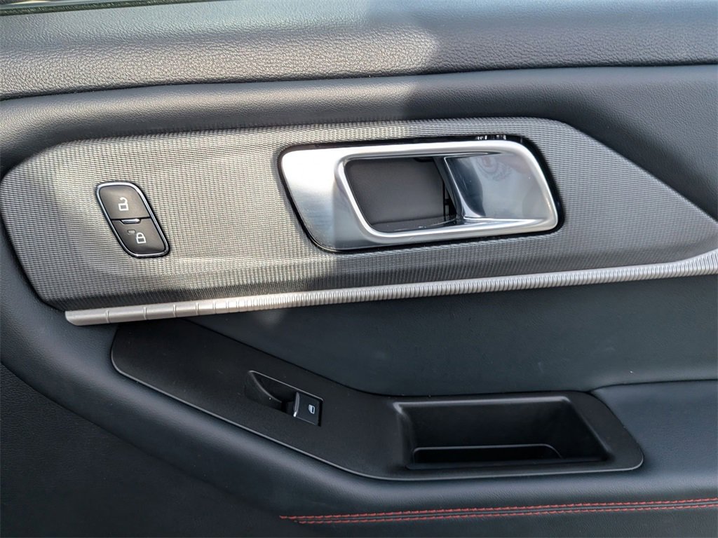 Used 2025 Ford Explorer ST-Line w/ ST-Line Street Pack image 28