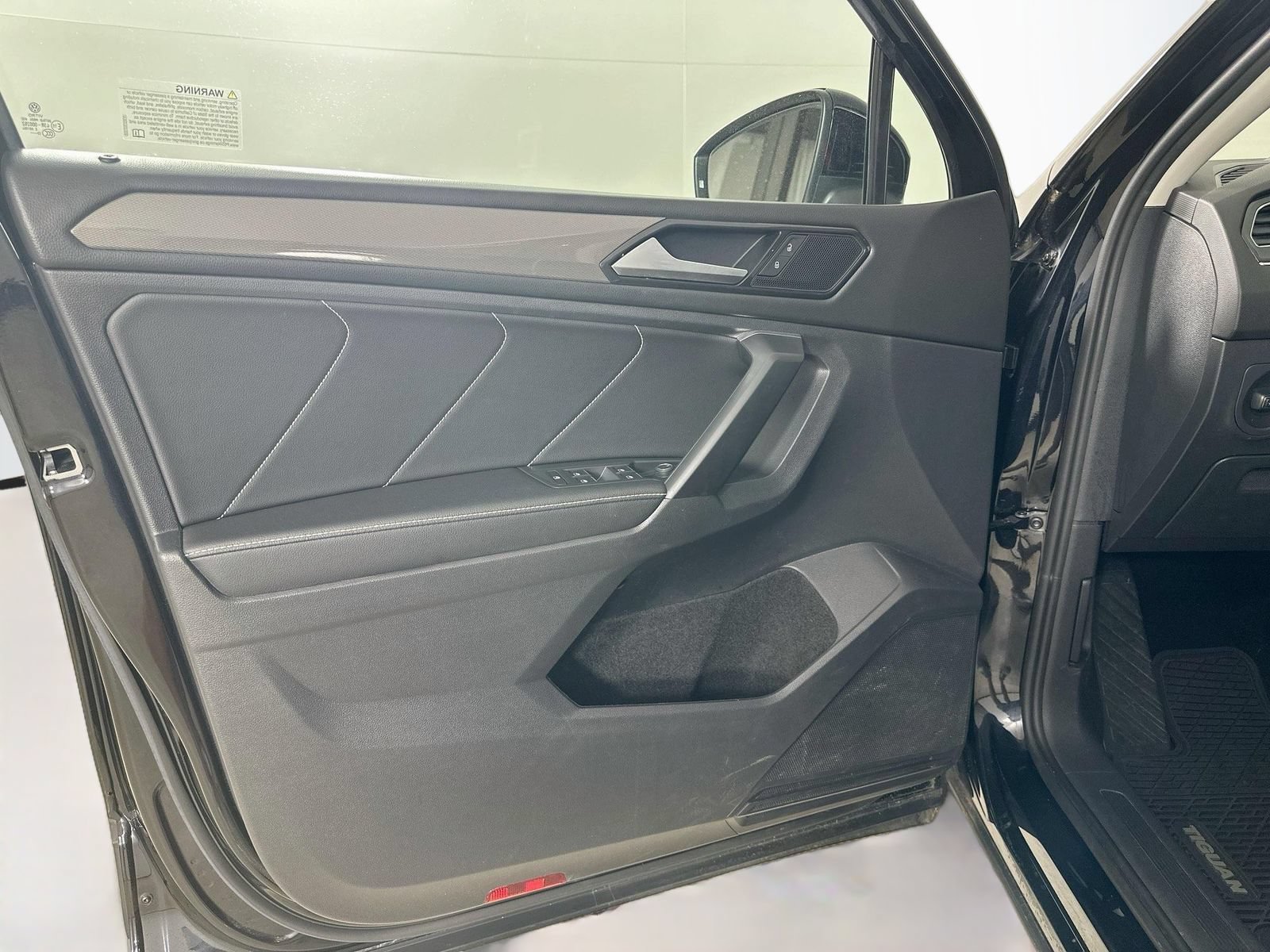 Certified 2023 Volkswagen Tiguan SE w/ Panoramic Sunroof Package AWD/4WD image 16
