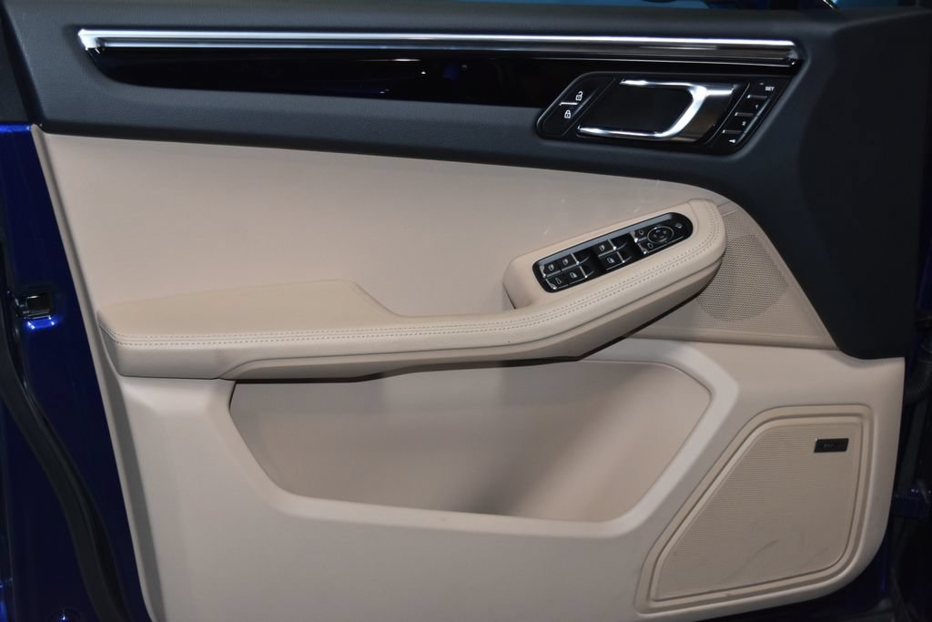 Certified 2025 Porsche Macan AWD/4WD image 6
