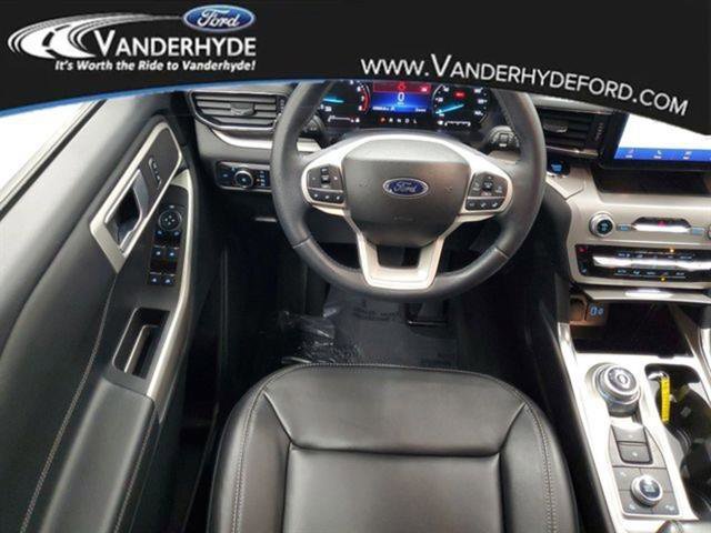 Used 2023 Ford Explorer XLT w/ Equipment Group 202A image 14