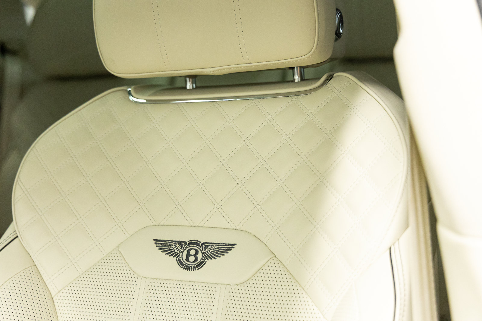Certified 2023 Bentley Bentayga AWD/4WD image 34