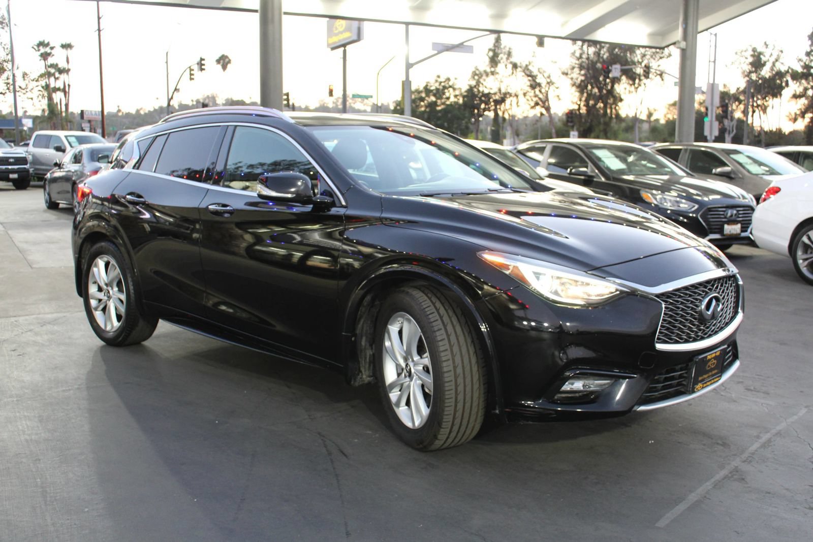 Used 2017 INFINITI QX30 Premium FWD image 7