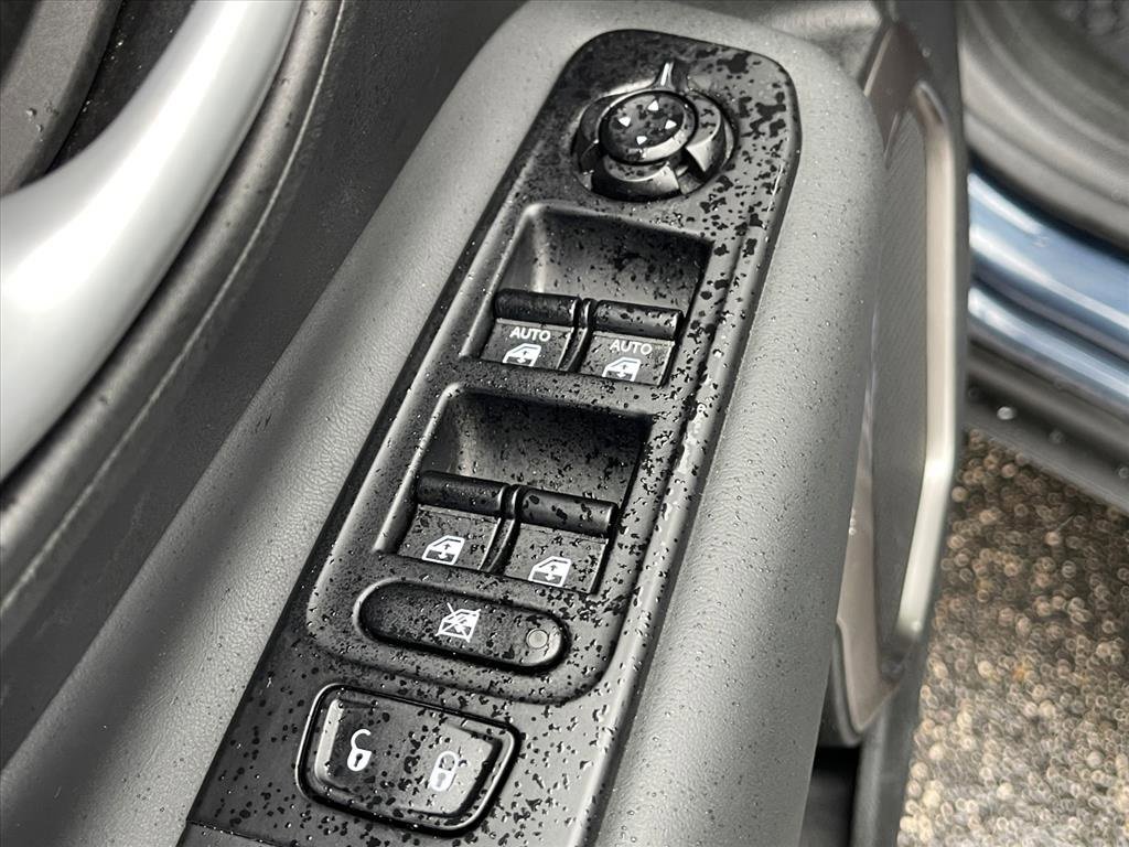 Used 2023 Jeep Renegade Latitude w/ Premium Group image 15