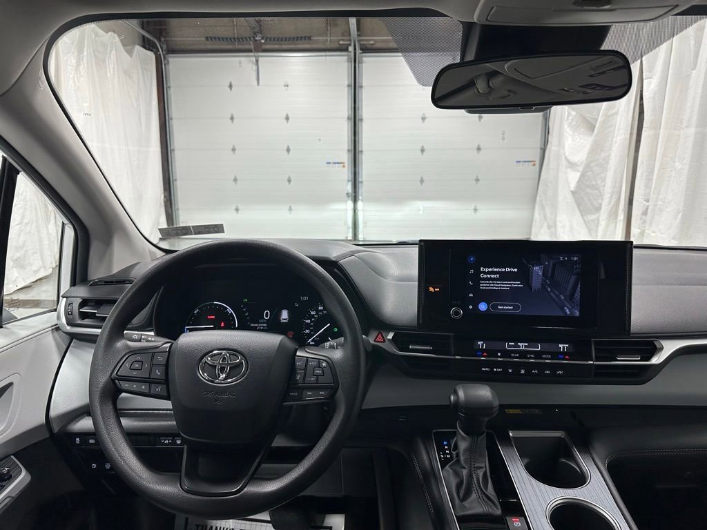 Used 2025 Toyota Sienna LE FWD image 15