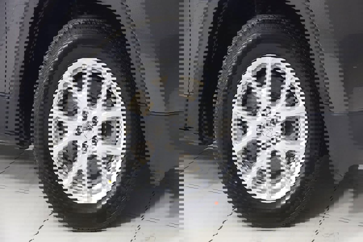 Used 2018 Jeep Cherokee Latitude Plus w/ Cold Weather Group FWD image 13