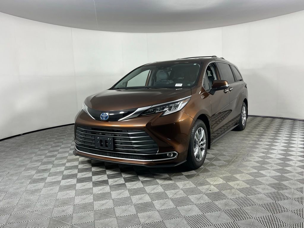 Used 2024 Toyota Sienna Limited image 8