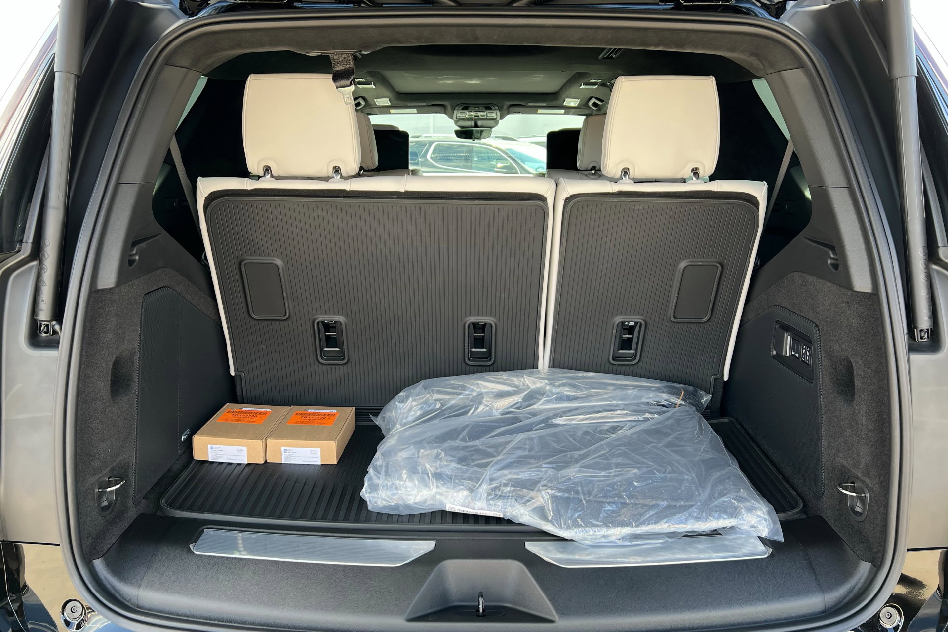 New 2026 Cadillac Escalade Platinum Sport w/ LPO, ONYX Package image 24