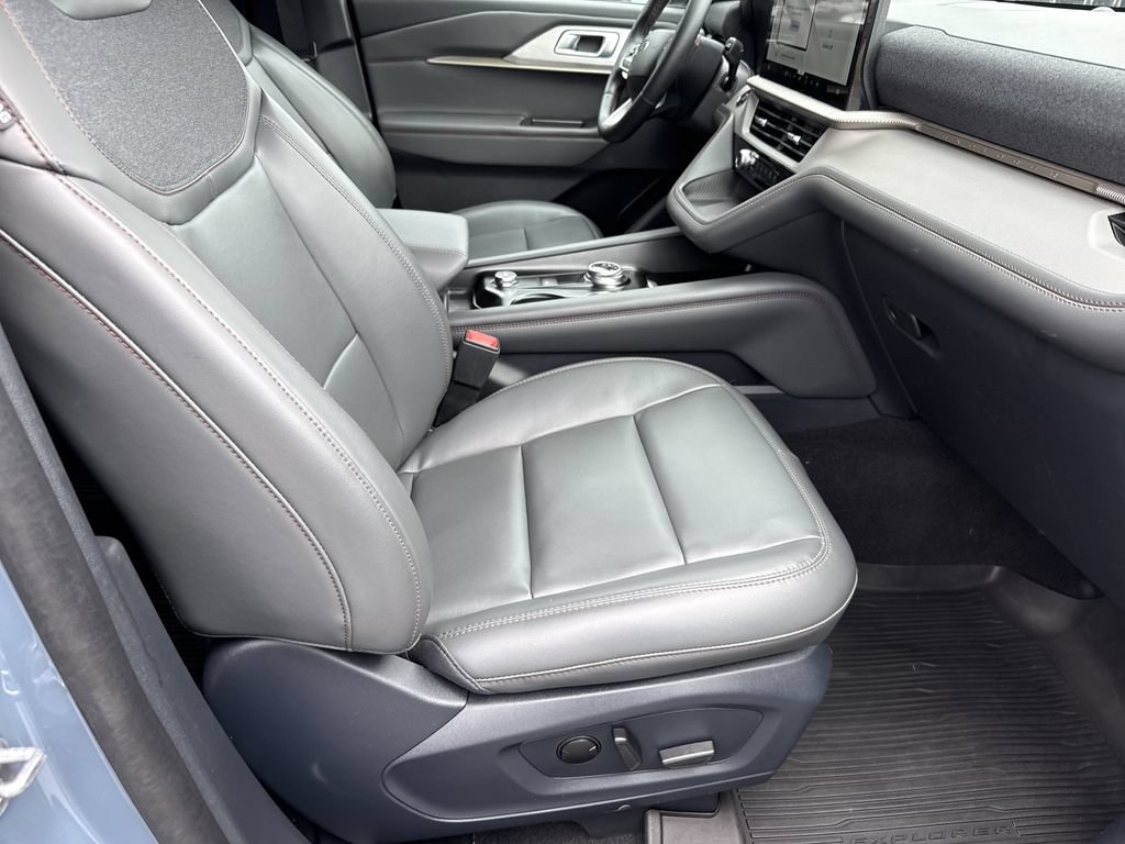 Used 2025 Ford Explorer Active w/ Active Comfort Package AWD/4WD image 13