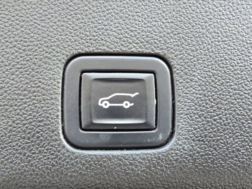 Used 2022 Cadillac Escalade ESV Premium Luxury image 17