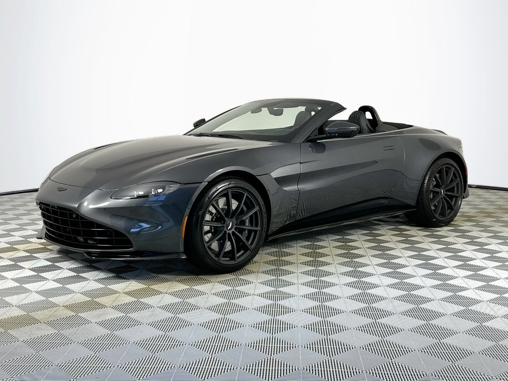 Used 2021 Aston Martin V8 Vantage Roadster RWD image 13