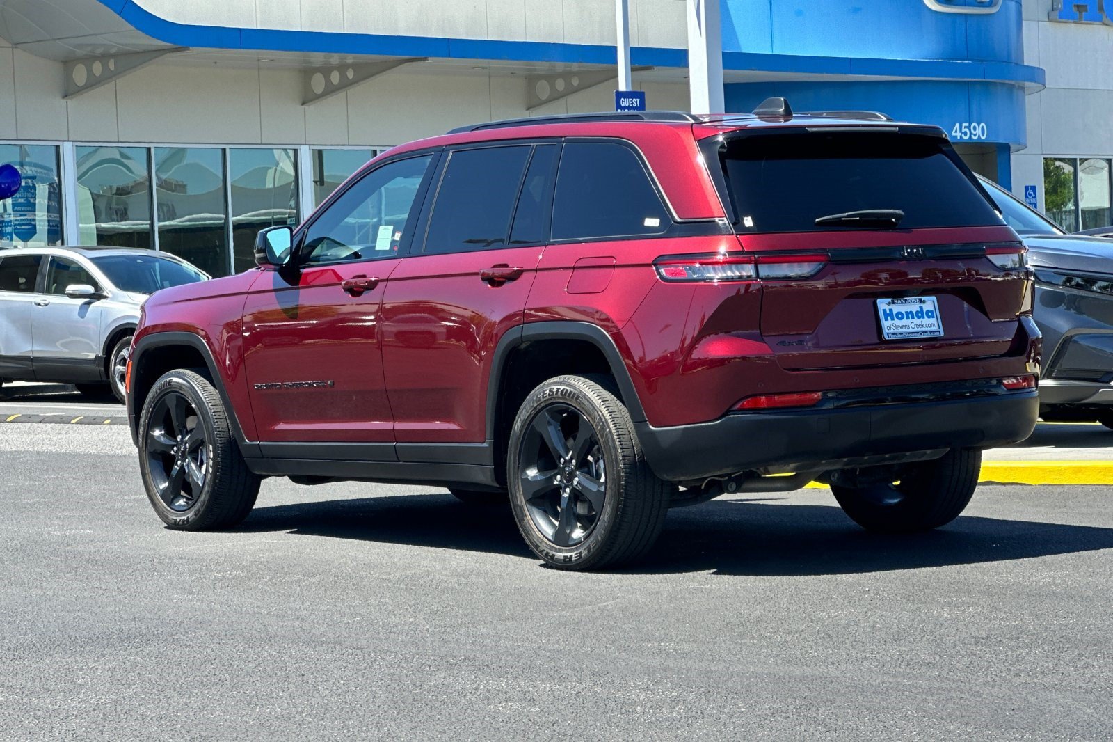 Used 2023 Jeep Grand Cherokee Altitude AWD/4WD image 3
