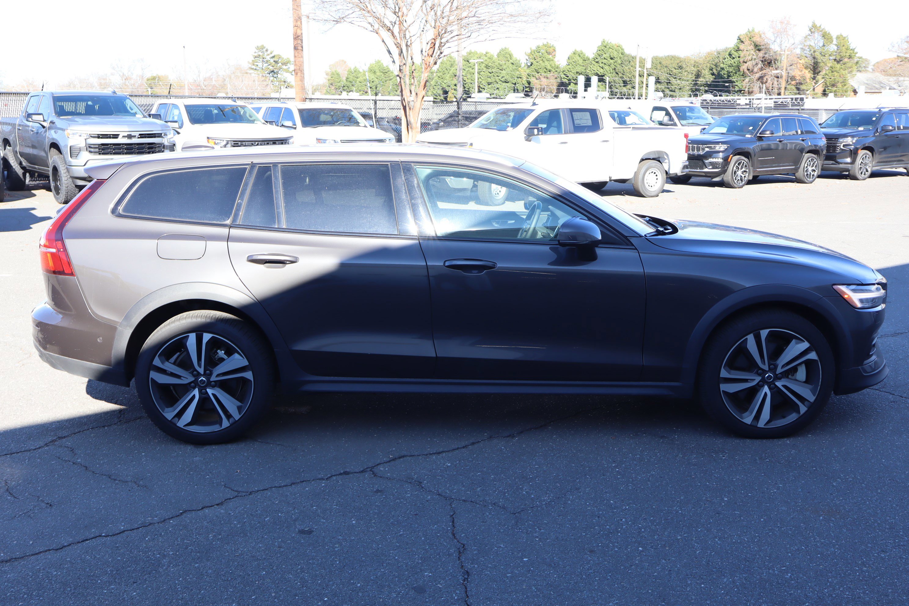 Used 2025 Volvo V60 B5 Cross Country Plus image 11