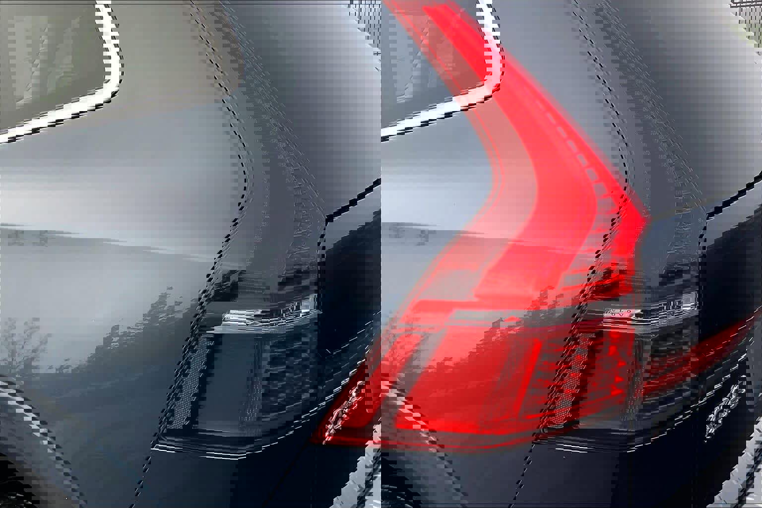 Used 2018 Volvo XC60 T8 Inscription w/ Advanced Package image 32