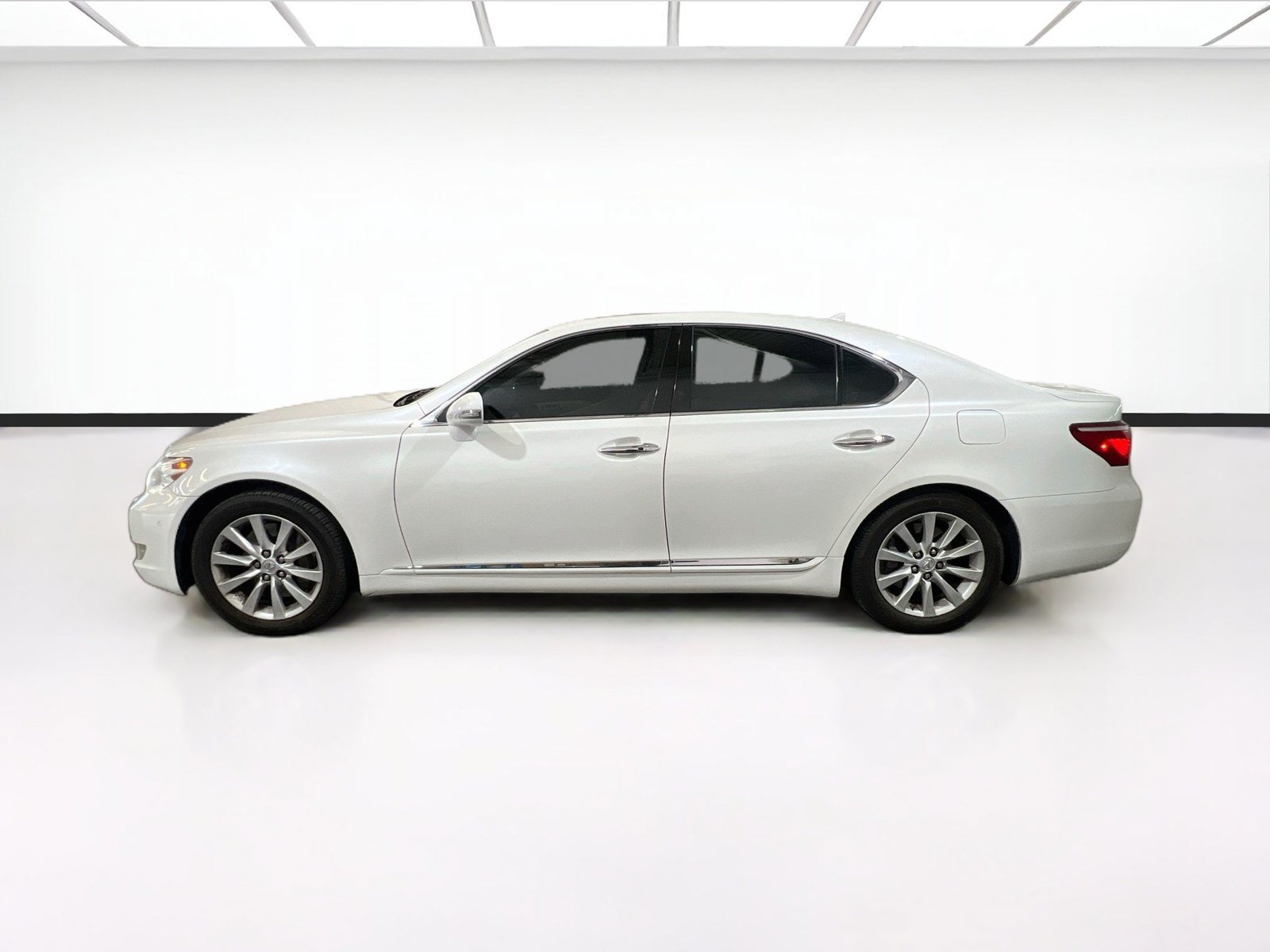 Used 2010 Lexus LS 460 AWD w/ Comfort Pkg image 24