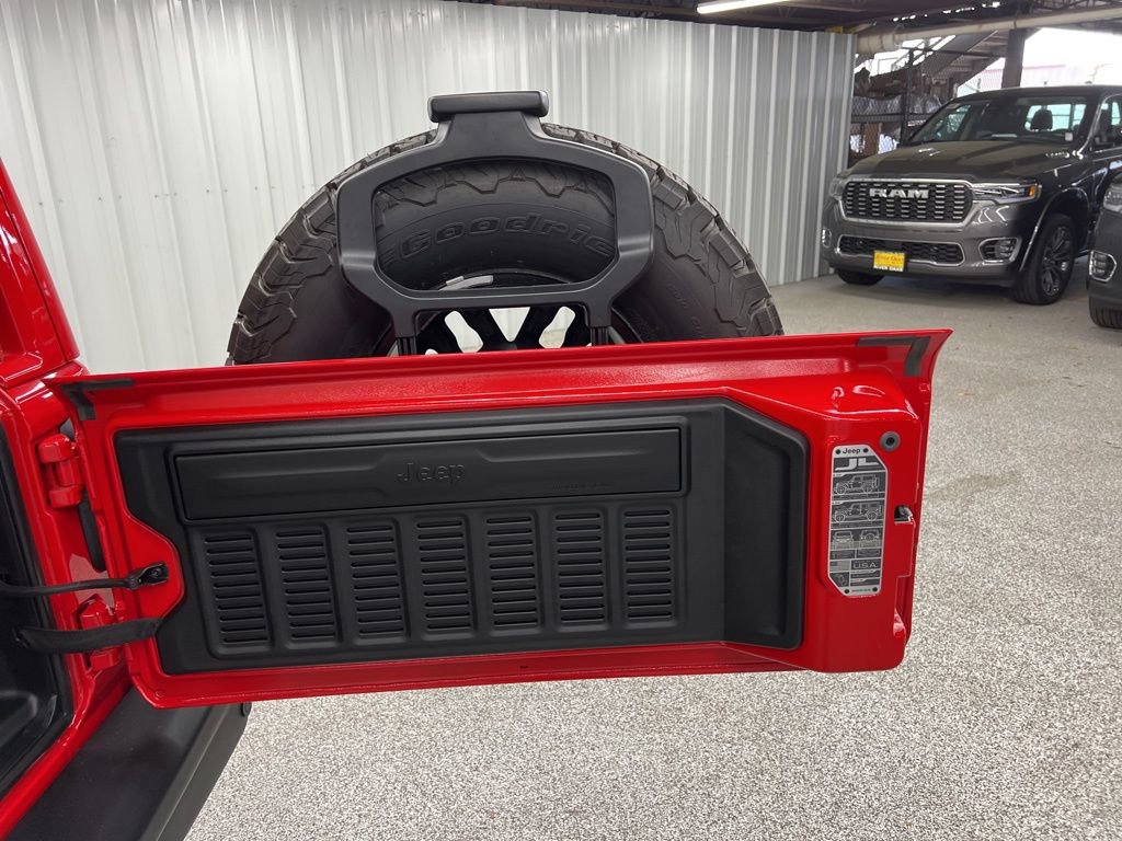 Used 2025 Jeep Wrangler Unlimited Rubicon image 12