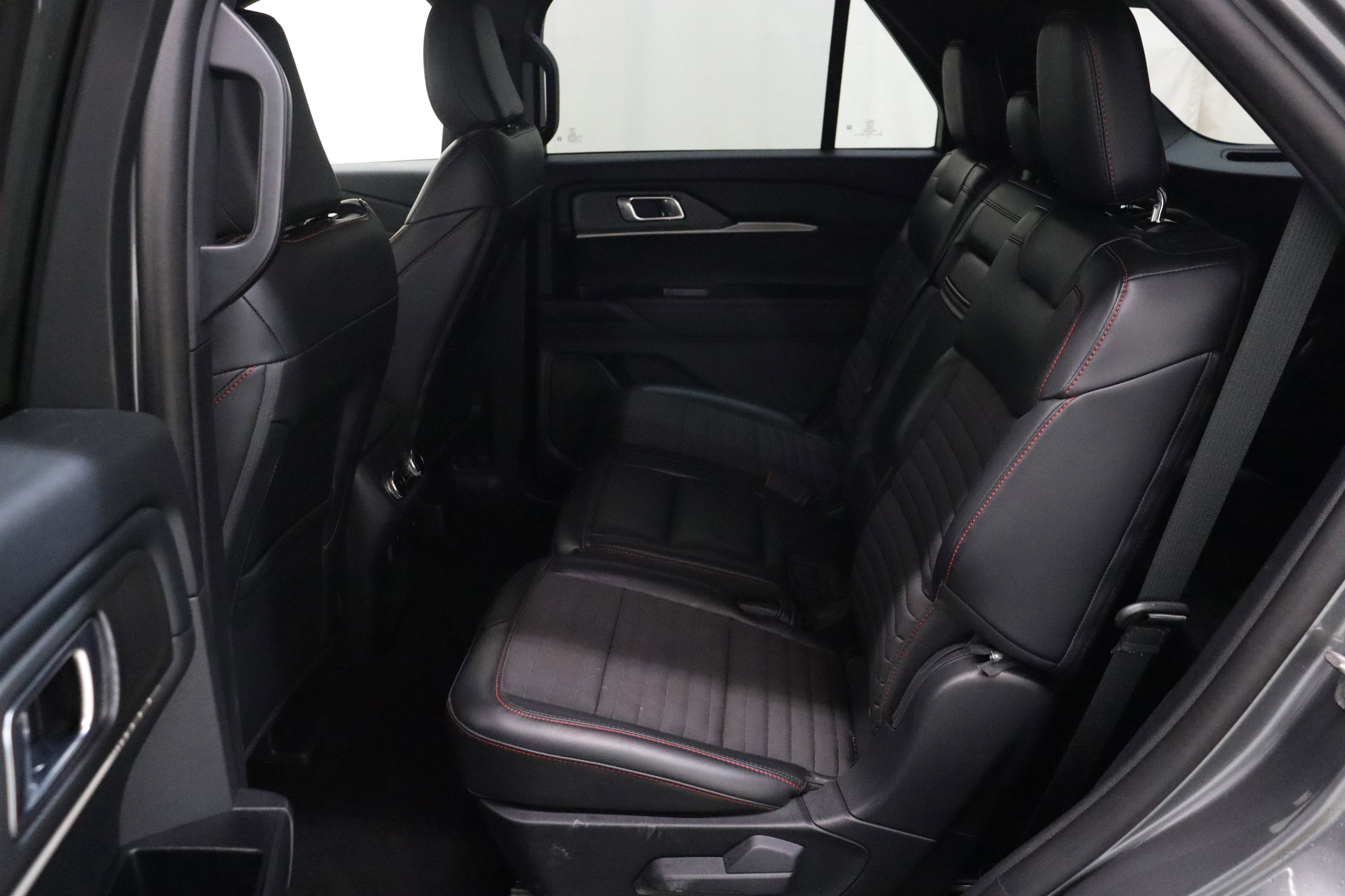 Used 2025 Ford Explorer ST-Line w/ ST-Line Street Pack image 17