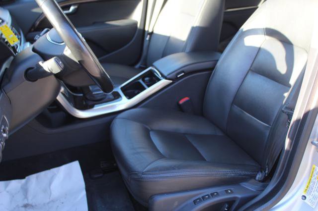 Used 2016 Volvo XC70 T5 Premier w/ Proximity Package image 13
